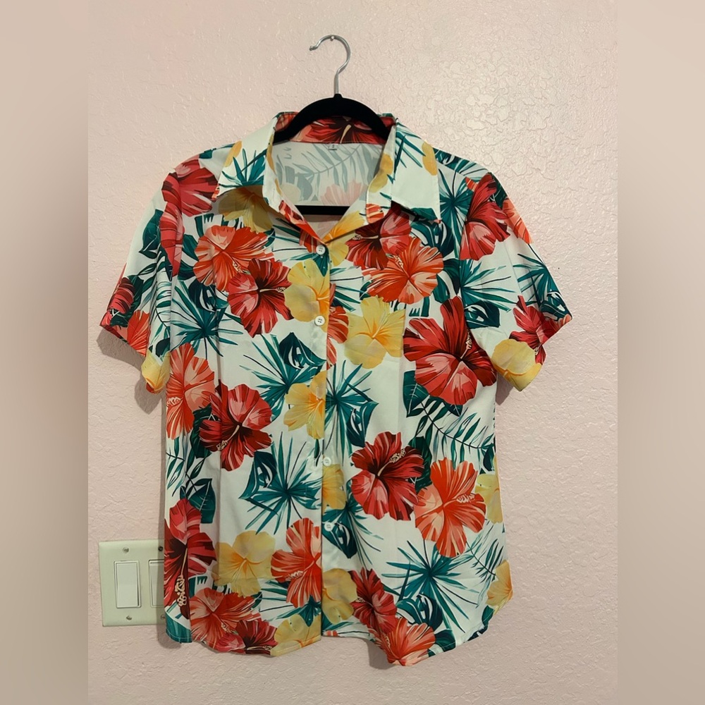 Women’s size small button up Hawaiian shirt.